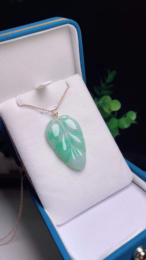 Daun jadeit alami 🍃 Cabang dan daun giok berwarna emas, bahan tambang tua, tekstur halus dan hangat, daya tembus cahaya sangat baik, tatahan emas 18 karat, dimensi 3,8 x 1,4 cm, termasuk ongkos kirim dan pajak.