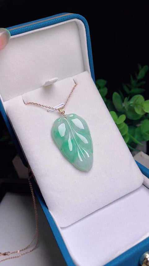 Daun jadeit alami 🍃 Cabang dan daun giok berwarna emas, bahan tambang tua, tekstur halus dan hangat, daya tembus cahaya sangat baik, tatahan emas 18 karat, dimensi 3,8 x 1,4 cm, termasuk ongkos kirim dan pajak.