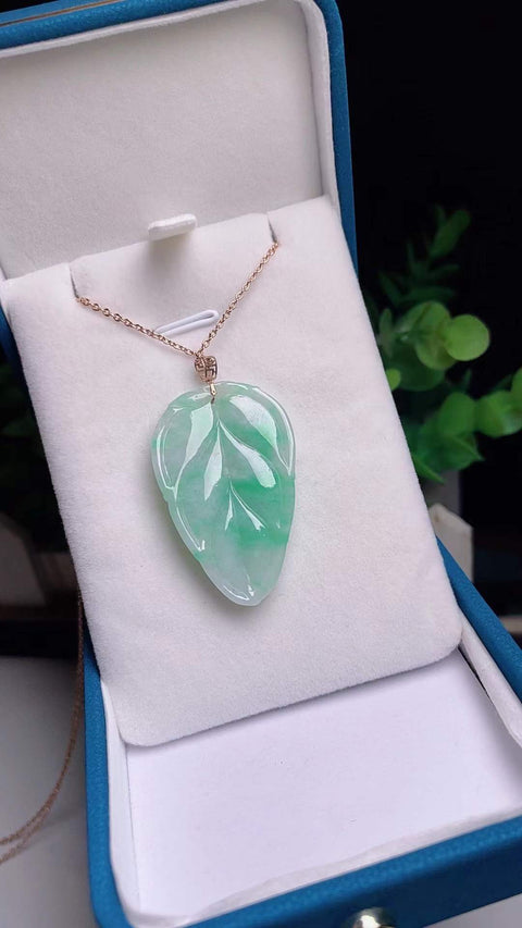 Daun jadeit alami 🍃 Cabang dan daun giok berwarna emas, bahan tambang tua, tekstur halus dan hangat, daya tembus cahaya sangat baik, tatahan emas 18 karat, dimensi 3,8 x 1,4 cm, termasuk ongkos kirim dan pajak.