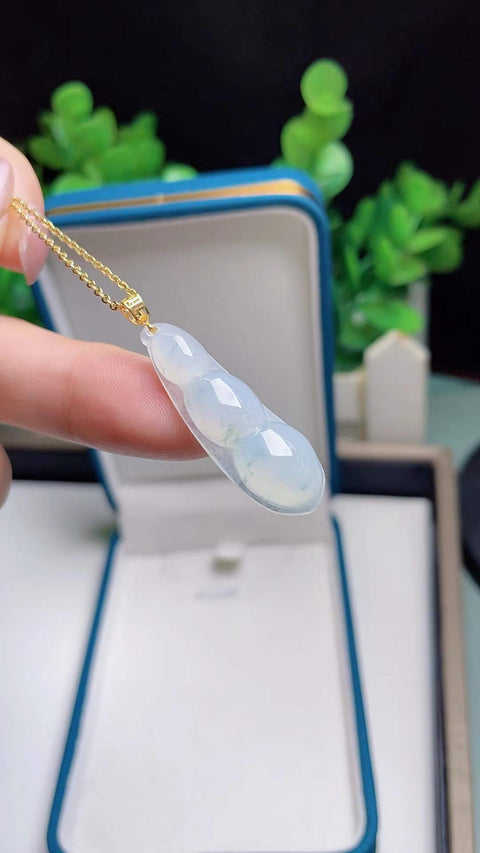 Jadeite alami empat musim, melambangkan kemakmuran di keempat musim, bertahtakan emas 18 karat, dimensi 3,2 x 1,1 cm. Biaya pengiriman dan pajak sudah termasuk.