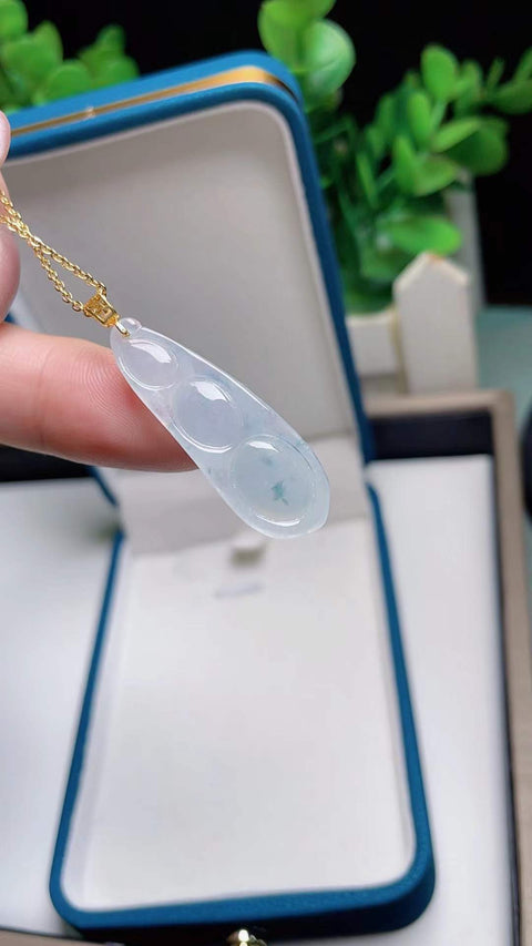 Jadeite alami empat musim, melambangkan kemakmuran di keempat musim, bertahtakan emas 18 karat, dimensi 3,2 x 1,1 cm. Biaya pengiriman dan pajak sudah termasuk.