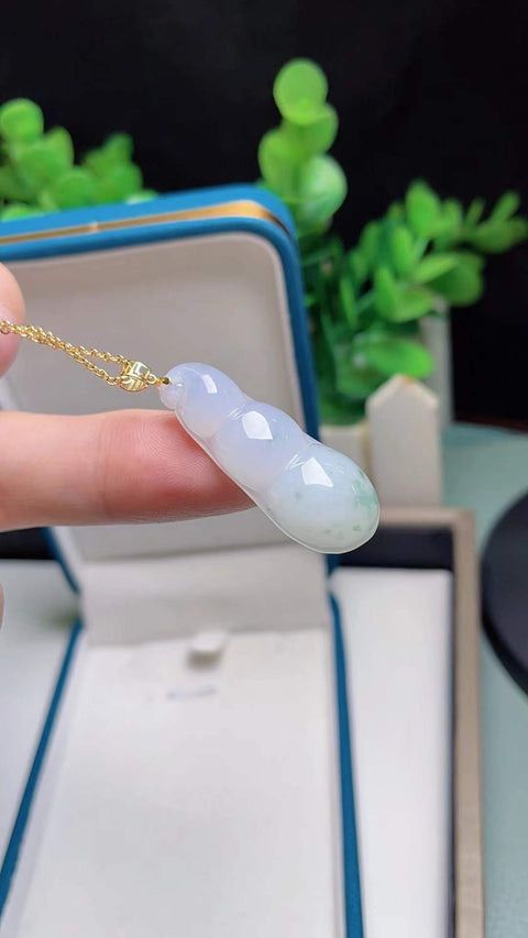 Jadeite alami empat musim, melambangkan kemakmuran di keempat musim, bertahtakan emas 18 karat, dimensi 3,2 x 1,1 cm. Biaya pengiriman dan pajak sudah termasuk.