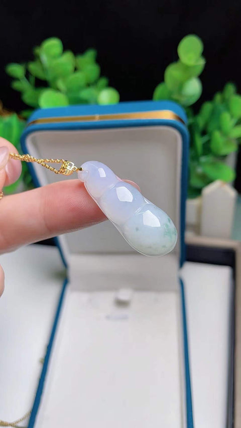 Jadeite alami empat musim, melambangkan kemakmuran di keempat musim, bertahtakan emas 18 karat, dimensi 3,2 x 1,1 cm. Biaya pengiriman dan pajak sudah termasuk.