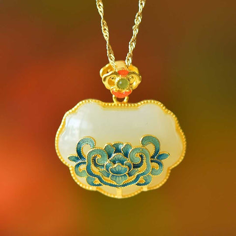 6889-2# Liontin perak sterling 925 bertatahkan giok Hetian, menampilkan desain "Bunga Mekar dan Kemakmuran". Gioknya halus dan berkilau. Dimensi giok: 21*28 cm. Harga sudah termasuk ongkos kirim dan pajak.
