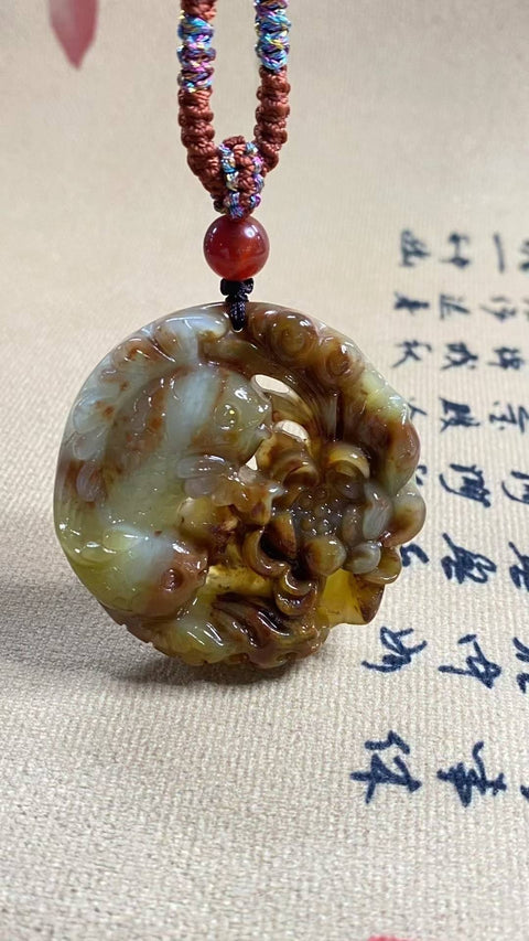 Berkah Berlimpah: Liontin giok Xiuyan yang indah melambangkan kelimpahan berkelanjutan dari tahun ke tahun. Dimensi: 42 x 11,3 mm. Harga sudah termasuk ongkos kirim dan pajak.