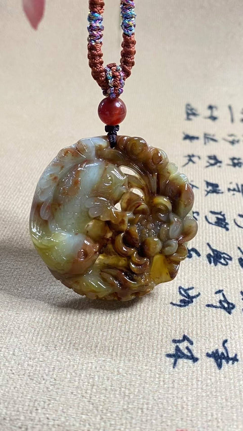 Berkah Berlimpah: Liontin giok Xiuyan yang indah melambangkan kelimpahan berkelanjutan dari tahun ke tahun. Dimensi: 42 x 11,3 mm. Harga sudah termasuk ongkos kirim dan pajak.