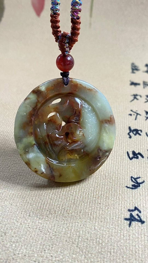 Berkah Berlimpah: Liontin giok Xiuyan yang indah melambangkan kelimpahan berkelanjutan dari tahun ke tahun. Dimensi: 42 x 11,3 mm. Harga sudah termasuk ongkos kirim dan pajak.