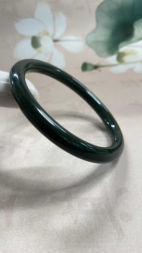 Gelang bulat giok Hetian yang indah, dengan kualitas giok yang bagus, diameter 55 hingga 66 mm, dan ketebalan gelang sekitar 8 mm. Terbuat dari batu alam, semua item termasuk dalam harga, termasuk ongkos kirim dan pajak.