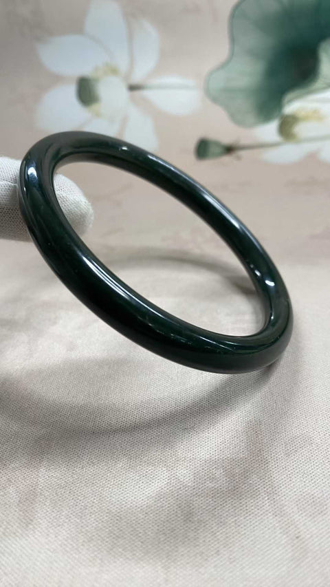 Gelang bulat giok Hetian yang indah, dengan kualitas giok yang bagus, diameter 55 hingga 66 mm, dan ketebalan gelang sekitar 8 mm. Terbuat dari batu alam, semua item termasuk dalam harga, termasuk ongkos kirim dan pajak.