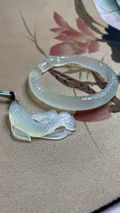 "Bersamamu dalam Hidupku" - Set Giok Xiuyan Indah Berkilau, Diameter Dalam: 59,6 mm, Lebar Strip: 11 mm, Ukuran Liontin: 50 x 29 mm. Semua batu terbentuk secara alami. Pengiriman dan pajak sudah termasuk.