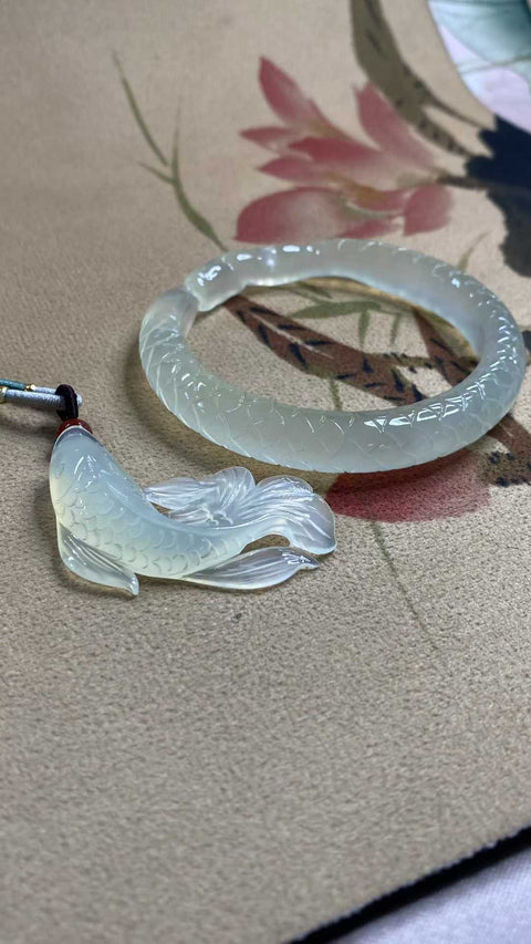 "Bersamamu dalam Hidupku" - Set Giok Xiuyan Indah Berkilau, Diameter Dalam: 59,6 mm, Lebar Strip: 11 mm, Ukuran Liontin: 50 x 29 mm. Semua batu terbentuk secara alami. Pengiriman dan pajak sudah termasuk.