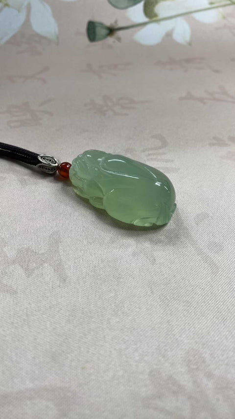 Pixiu untuk Kekayaan: Liontin giok Xiuyan yang indah berwarna hijau es, Pixiu tiga dimensi—untuk menarik dan melindungi kekayaan. Ukuran: 45 x 25 mm. Termasuk ongkos kirim dan pajak.