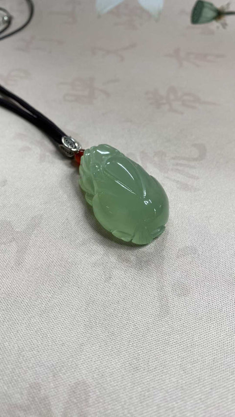 Pixiu untuk Kekayaan: Liontin giok Xiuyan yang indah berwarna hijau es, Pixiu tiga dimensi—untuk menarik dan melindungi kekayaan. Ukuran: 45 x 25 mm. Termasuk ongkos kirim dan pajak.
