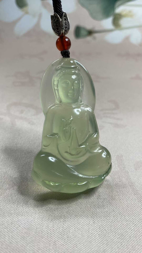 Guanyin: Liontin giok Xiuyan hijau es yang indah, Guanyin giok lotus, tembus pandang yang baik, mengandung inklusi mineral, tanpa bintik hitam, tanpa retak, ukuran: 55 x 33 cm, termasuk ongkos kirim dan pajak.