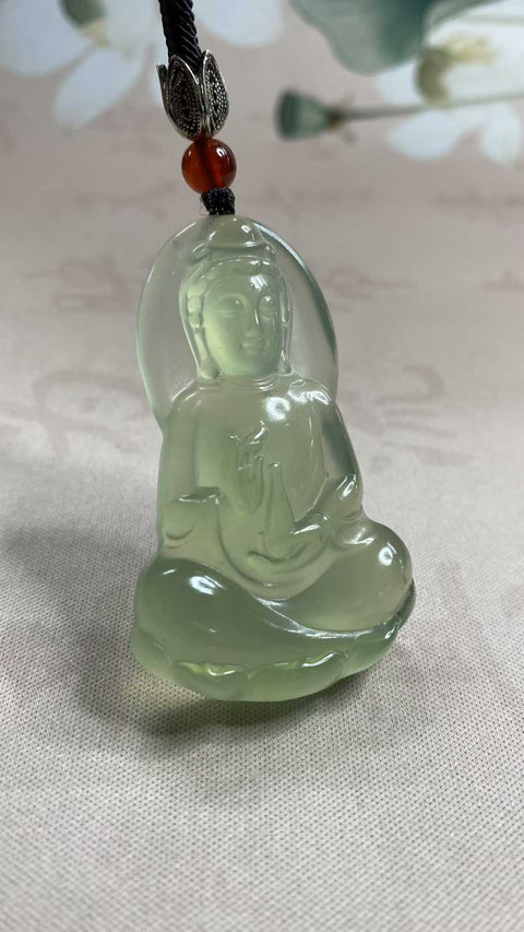 Guanyin: Liontin giok Xiuyan hijau es yang indah, Guanyin giok lotus, tembus pandang yang baik, mengandung inklusi mineral, tanpa bintik hitam, tanpa retak, ukuran: 55 x 33 cm, termasuk ongkos kirim dan pajak.
