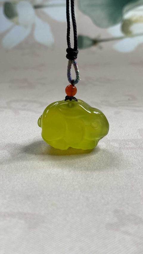 Kelinci Giok: Liontin giok Xiuyan yang indah dalam emas – Kelinci Emas, dimensi: 26,6 x 19 mm, termasuk ongkos kirim dan pajak.