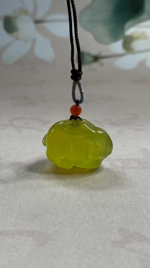 Kelinci Giok: Liontin giok Xiuyan yang indah dalam emas – Kelinci Emas, dimensi: 26,6 x 19 mm, termasuk ongkos kirim dan pajak.