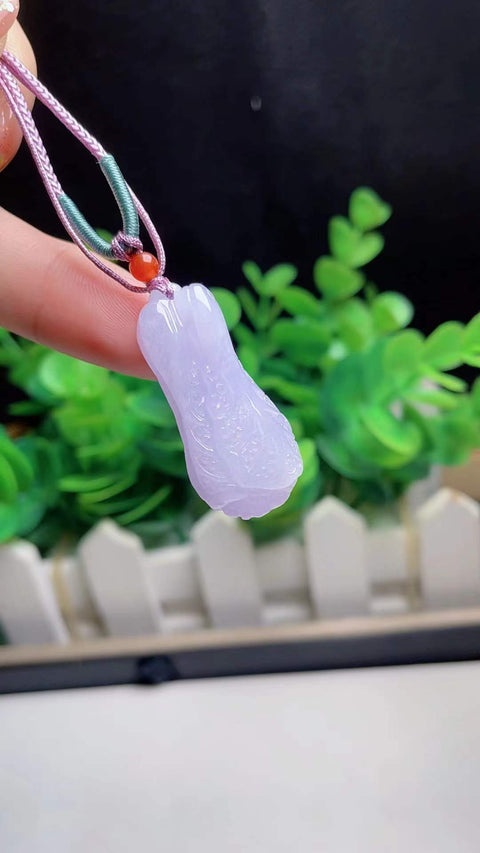 Kubis giok alami, melambangkan kekayaan berlimpah, terbuat dari material tambang lama, dengan tekstur yang halus dan hangat, tembus pandang yang sangat baik, warna ungu yang indah, ukiran yang indah, dimensi 3,8 x 1,6 cm, termasuk ongkos kirim dan pajak.