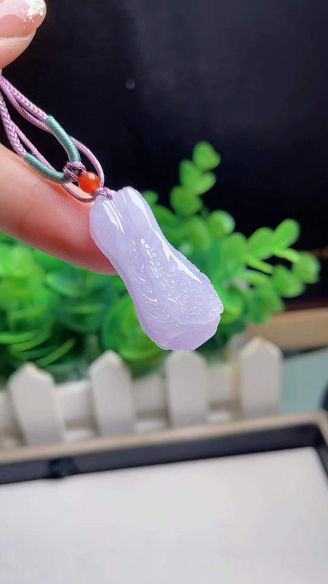 Kubis giok alami, melambangkan kekayaan berlimpah, terbuat dari material tambang lama, dengan tekstur yang halus dan hangat, tembus pandang yang sangat baik, warna ungu yang indah, ukiran yang indah, dimensi 3,8 x 1,6 cm, termasuk ongkos kirim dan pajak.