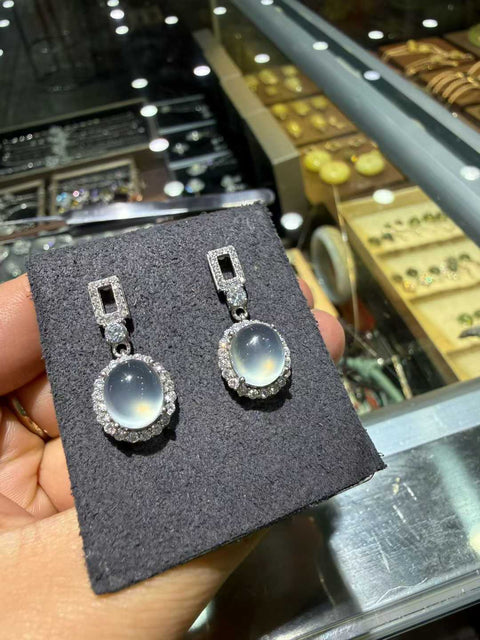 Anting-anting giok es berkualitas tinggi yang dipasang pada perak! Dimensi cabochon: 10mm x 8mm. Harga sudah termasuk ongkos kirim dan pajak.