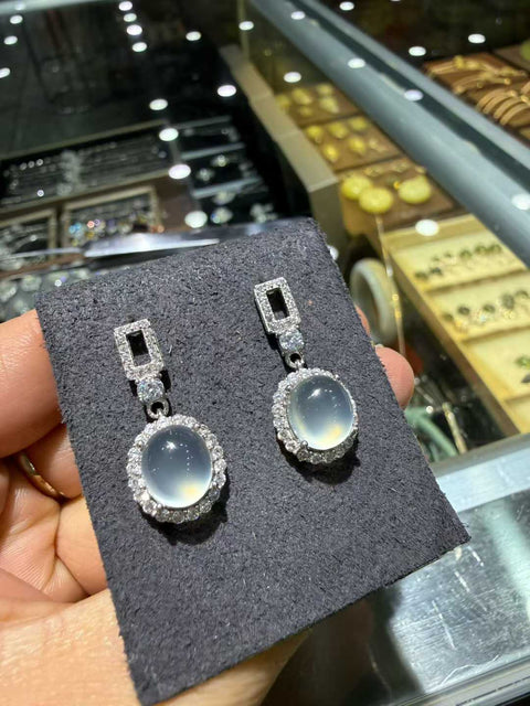 Anting-anting giok es berkualitas tinggi yang dipasang pada perak! Dimensi cabochon: 10mm x 8mm. Harga sudah termasuk ongkos kirim dan pajak.