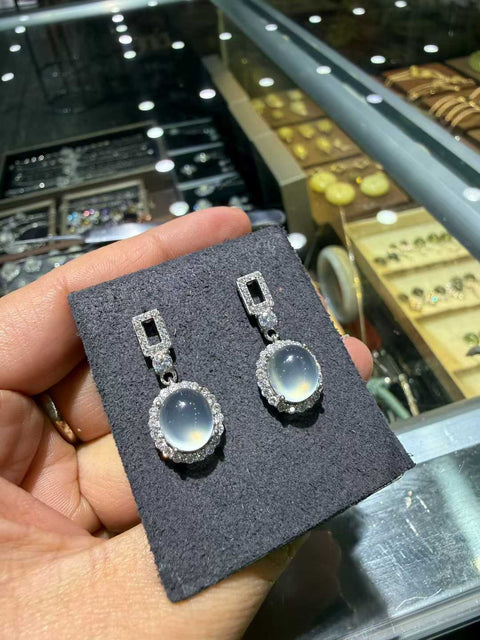 Anting-anting giok es berkualitas tinggi yang dipasang pada perak! Dimensi cabochon: 10mm x 8mm. Harga sudah termasuk ongkos kirim dan pajak.