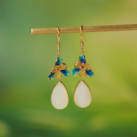 Anting-anting perak sterling 925 5214-2# bertatahkan giok Hetian berbentuk tetesan air mata dengan desain bunga tiga kelopak. Gaya yang baru dan unik, penuh keberuntungan. Giok berkualitas tinggi. Dimensi giok: 8*14 cm. Termasuk ongkos kirim dan pajak.
