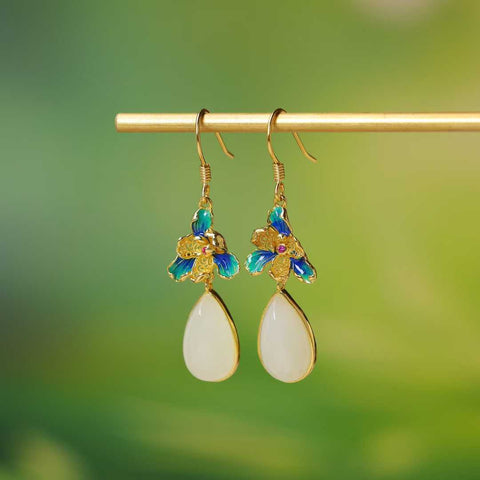 Anting-anting perak sterling 925 5214-2# bertatahkan giok Hetian berbentuk tetesan air mata dengan desain bunga tiga kelopak. Gaya yang baru dan unik, penuh keberuntungan. Giok berkualitas tinggi. Dimensi giok: 8*14 cm. Termasuk ongkos kirim dan pajak.