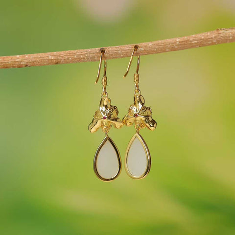 Anting-anting perak sterling 925 5214-2# bertatahkan giok Hetian berbentuk tetesan air mata dengan desain bunga tiga kelopak. Gaya yang baru dan unik, penuh keberuntungan. Giok berkualitas tinggi. Dimensi giok: 8*14 cm. Termasuk ongkos kirim dan pajak.