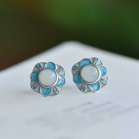 Anting-anting bulat bergaya halaman, terbuat dari perak sterling 925 bertatahkan giok Hetian. Desain baru dan unik, pengerjaan yang indah, dan istimewa. Ukuran giok: 6*6 cm. Harga sudah termasuk ongkos kirim dan pajak.