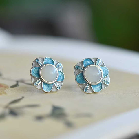Anting-anting bulat bergaya halaman, terbuat dari perak sterling 925 bertatahkan giok Hetian. Desain baru dan unik, pengerjaan yang indah, dan istimewa. Ukuran giok: 6*6 cm. Harga sudah termasuk ongkos kirim dan pajak.