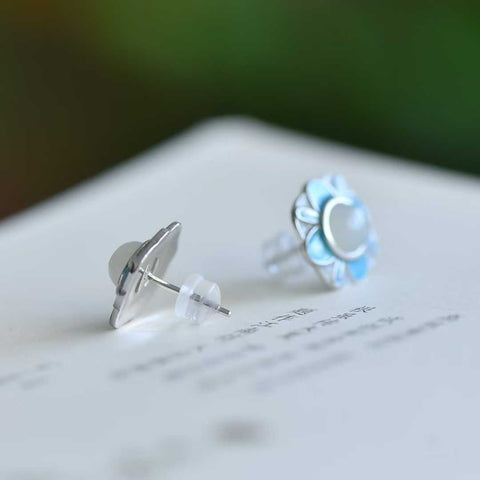Anting-anting bulat bergaya halaman, terbuat dari perak sterling 925 bertatahkan giok Hetian. Desain baru dan unik, pengerjaan yang indah, dan istimewa. Ukuran giok: 6*6 cm. Harga sudah termasuk ongkos kirim dan pajak.