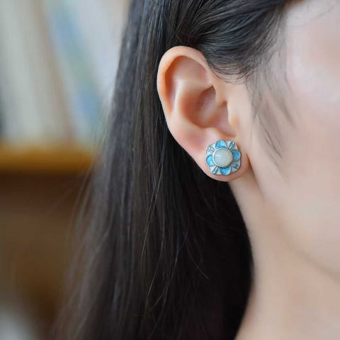 Anting-anting bulat bergaya halaman, terbuat dari perak sterling 925 bertatahkan giok Hetian. Desain baru dan unik, pengerjaan yang indah, dan istimewa. Ukuran giok: 6*6 cm. Harga sudah termasuk ongkos kirim dan pajak.