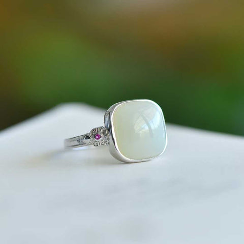 Cincin perak sterling 9578#925 bertatahkan giok Hetian, menampilkan desain unik dan baru, pengerjaan yang indah, dan penampilan yang khas. Dimensi giok: 12*12 mm. Harga sudah termasuk ongkos kirim dan pajak.