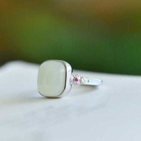 Cincin perak sterling 9578#925 bertatahkan giok Hetian, menampilkan desain unik dan baru, pengerjaan yang indah, dan penampilan yang khas. Dimensi giok: 12*12 mm. Harga sudah termasuk ongkos kirim dan pajak.