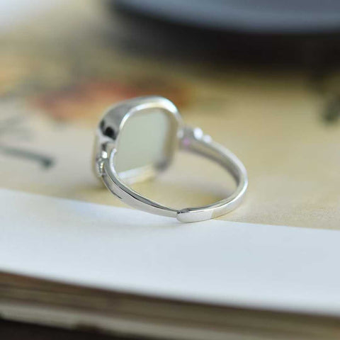 Cincin perak sterling 9578#925 bertatahkan giok Hetian, menampilkan desain unik dan baru, pengerjaan yang indah, dan penampilan yang khas. Dimensi giok: 12*12 mm. Harga sudah termasuk ongkos kirim dan pajak.
