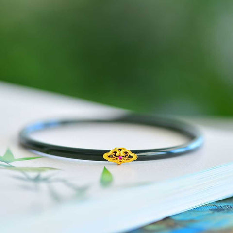 5972-6# Gelang giok hitam Hetian bertatahkan perak 925 dengan desain keberuntungan dan pengerjaan yang indah. Gioknya berkualitas tinggi. Ongkos kirim dan pajak sudah termasuk.