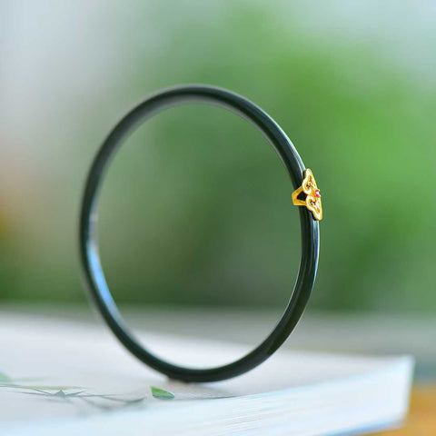 5972-6# Gelang giok hitam Hetian bertatahkan perak 925 dengan desain keberuntungan dan pengerjaan yang indah. Gioknya berkualitas tinggi. Ongkos kirim dan pajak sudah termasuk.