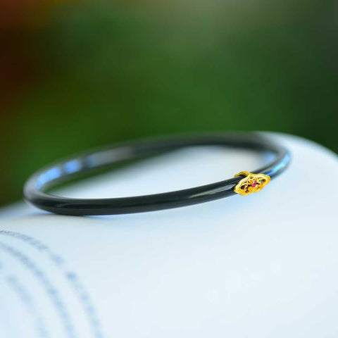 5972-6# Gelang giok hitam Hetian bertatahkan perak 925 dengan desain keberuntungan dan pengerjaan yang indah. Gioknya berkualitas tinggi. Ongkos kirim dan pajak sudah termasuk.