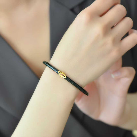 5972-6# Gelang giok hitam Hetian bertatahkan perak 925 dengan desain keberuntungan dan pengerjaan yang indah. Gioknya berkualitas tinggi. Ongkos kirim dan pajak sudah termasuk.