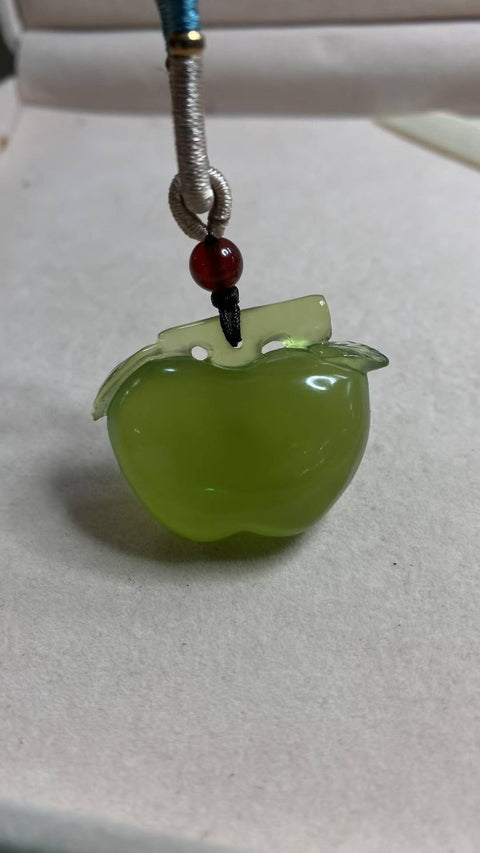 Kedamaian dan keamanan: Liontin giok Xiuyan alami yang indah—berbentuk apel hijau 🍏, ukuran: 37 x 30 mm, termasuk ongkos kirim dan pajak.
