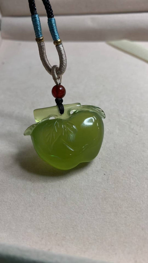Kedamaian dan keamanan: Liontin giok Xiuyan alami yang indah—berbentuk apel hijau 🍏, ukuran: 37 x 30 mm, termasuk ongkos kirim dan pajak.