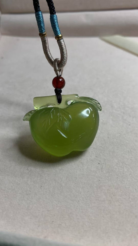 Kedamaian dan keamanan: Liontin giok Xiuyan alami yang indah—berbentuk apel hijau 🍏, ukuran: 37 x 30 mm, termasuk ongkos kirim dan pajak.