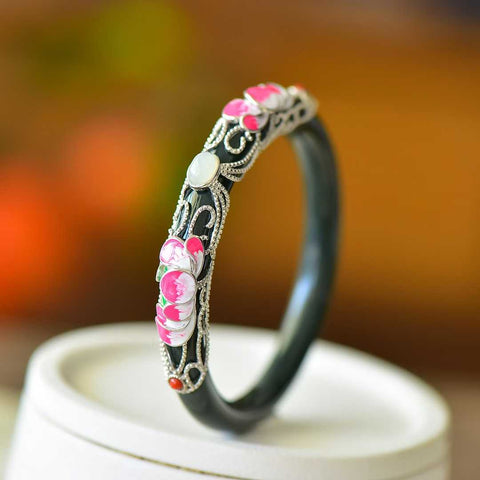 2063/2063-6# Gelang Perak Sterling 925 Bertatahkan Giok Hitam Hetian dengan Pola Bunga Pembawa Keberuntungan. Desain sederhana dan elegan, kualitas giok yang bagus. Tersedia dalam ukuran 54-64. Termasuk ongkos kirim dan pajak.