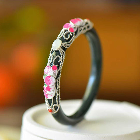 2063/2063-6# Gelang Perak Sterling 925 Bertatahkan Giok Hitam Hetian dengan Pola Bunga Pembawa Keberuntungan. Desain sederhana dan elegan, kualitas giok yang bagus. Tersedia dalam ukuran 54-64. Termasuk ongkos kirim dan pajak.