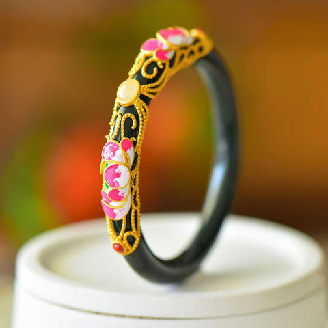 2063/2063-6# Gelang Perak Sterling 925 Bertatahkan Giok Hitam Hetian dengan Pola Bunga Pembawa Keberuntungan. Desain sederhana dan elegan, kualitas giok yang bagus. Tersedia dalam ukuran 54-64. Termasuk ongkos kirim dan pajak.