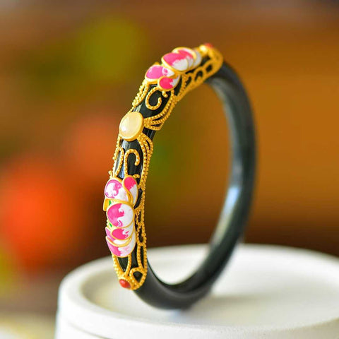 2063/2063-6# Gelang Perak Sterling 925 Bertatahkan Giok Hitam Hetian dengan Pola Bunga Pembawa Keberuntungan. Desain sederhana dan elegan, kualitas giok yang bagus. Tersedia dalam ukuran 54-64. Termasuk ongkos kirim dan pajak.