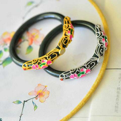2063/2063-6# Gelang Perak Sterling 925 Bertatahkan Giok Hitam Hetian dengan Pola Bunga Pembawa Keberuntungan. Desain sederhana dan elegan, kualitas giok yang bagus. Tersedia dalam ukuran 54-64. Termasuk ongkos kirim dan pajak.