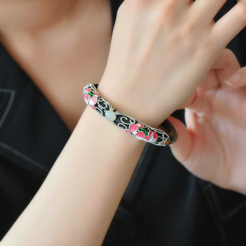 2063/2063-6# Gelang Perak Sterling 925 Bertatahkan Giok Hitam Hetian dengan Pola Bunga Pembawa Keberuntungan. Desain sederhana dan elegan, kualitas giok yang bagus. Tersedia dalam ukuran 54-64. Termasuk ongkos kirim dan pajak.