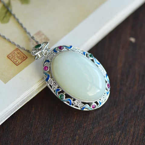 6931# Liontin enamel filigran cabochon bulat dan penuh bertatahkan giok Hetian dari perak sterling S925. Desain bergaya dan elegan. Ukuran giok: 20*30 cm. Termasuk ongkos kirim dan pajak.